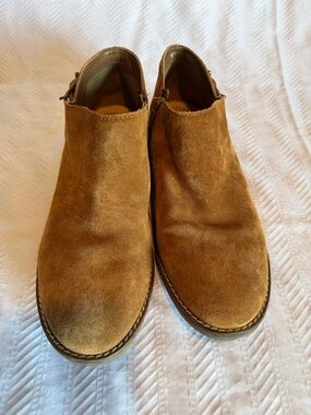 Clarks Women’s Suede Ankle Boots w/Zippers & Buckles in Tan Brown, 7 1/2